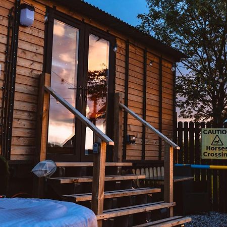 The Horrrsebox Tinyhouse Glamping Hotel Garadice Luaran gambar