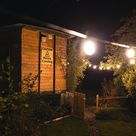 The Horrrsebox Tinyhouse Glamping Hotel Garadice Luaran gambar