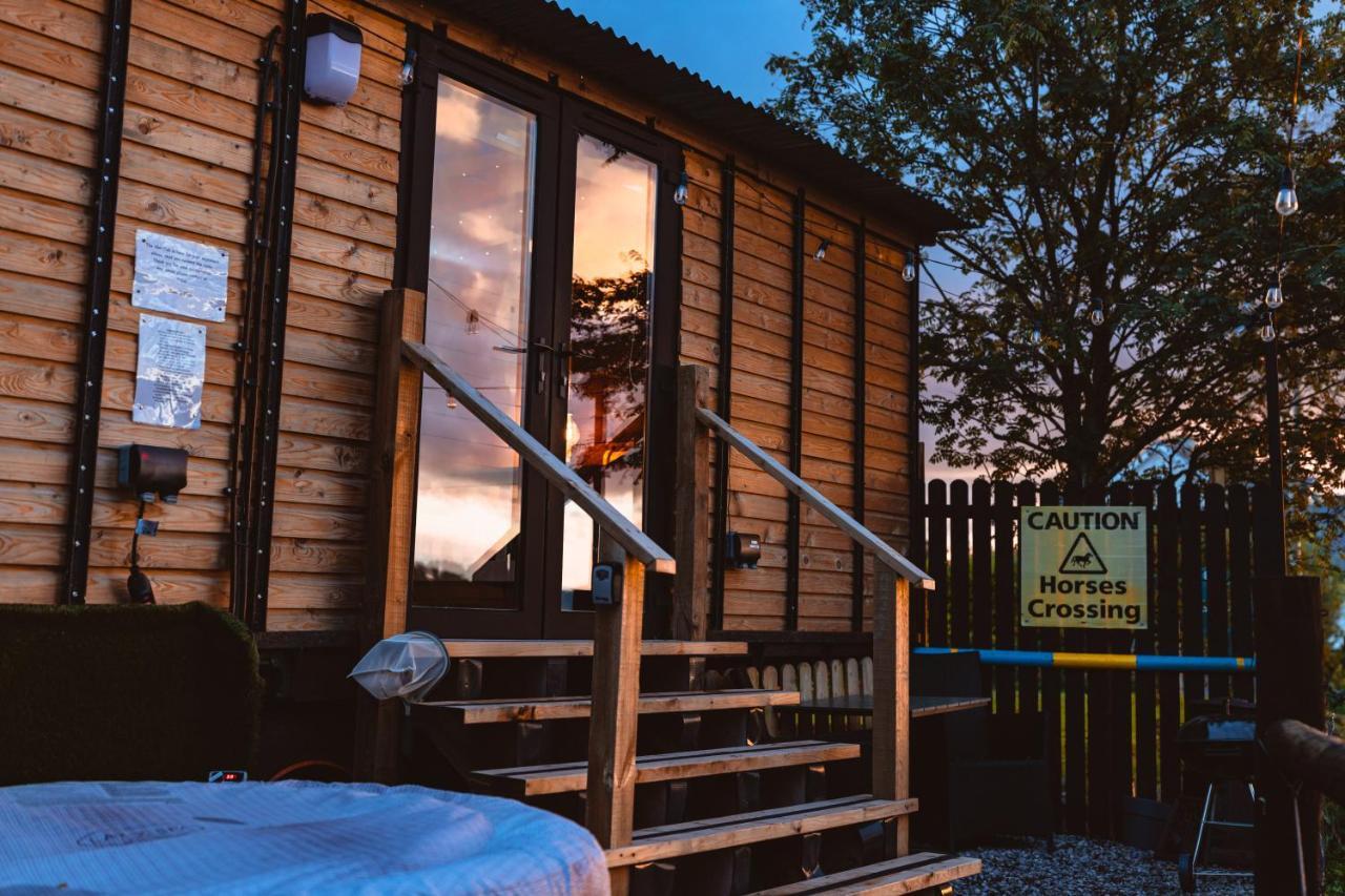 The Horrrsebox Tinyhouse Glamping Hotel Garadice Luaran gambar